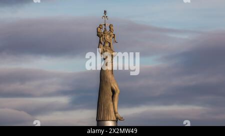 Konstanz, Deutschland - 29. Januar 2022: Die Betonskulptur Imperia von Peter Lenk ist eine Sehenswürdigkeit im Konstanzer Hafen. Stockfoto