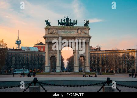 Der Friedensbogen ist ein Triumphbogen in Mailand am Anfang des Corso Sempione. Stockfoto