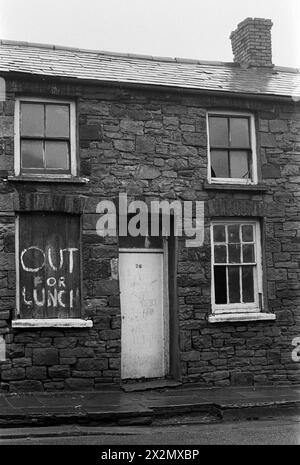 Humorvolle Graffiti auf einem Haus, das auf den Abriss in Troedrhiwfuwch, Südwales, 1973 wartet. Stockfoto