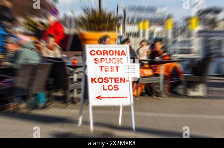 Konstanz, Deutschland - 29. Januar 2022: Ein Schild weisst zu einem Corona Spucktest hin. Dies ist kostenlos. Stockfoto