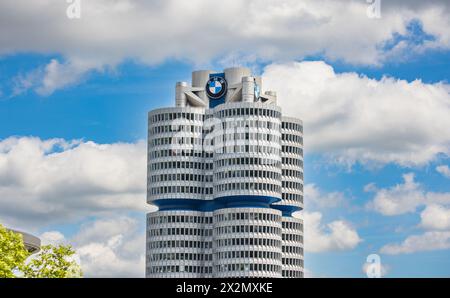 Im BMW Turm in München ist der Hauptsitz der Bayerischen Motoren Werke. (München, Deutschland, 27.05.2022) Stockfoto