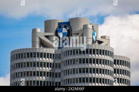 Im BMW Turm in München ist der Hauptsitz der Bayerischen Motoren Werke. (München, Deutschland, 27.05.2022) Stockfoto