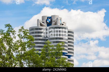 Im BMW Turm in München ist der Hauptsitz der Bayerischen Motoren Werke. (München, Deutschland, 27.05.2022) Stockfoto