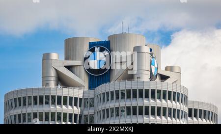 Im BMW Turm in München ist der Hauptsitz der Bayerischen Motoren Werke. (München, Deutschland, 27.05.2022) Stockfoto