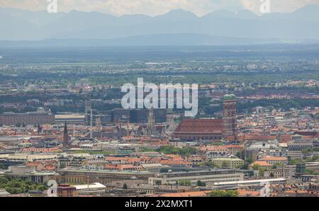 Das Stadtpanorama von München mit der Frauenkirche. München ist die drittgrösste Stadt Deutschlands. (München, Deutschland, 27.05.2022) Stockfoto