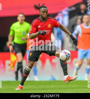 London, Großbritannien. April 2024 - Manchester United gegen Coventry City - Halbfinale des FA Cup - Wembley. Aaron Wan-Bissaka von Manchester United in Aktion. Bildnachweis: Mark Pain / Alamy Live News Stockfoto