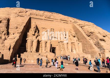 Abu Simbel, Ägypten - 28. November 2023: Touristen besuchen den berühmten Abu Simbel Tempel in der Nähe von Assuan, berühmt für seine riesigen Ramses II Statuen, die Th. Verzieren Stockfoto