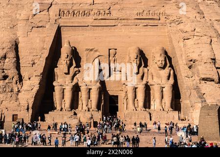 Abu Simbel, Ägypten - 28. November 2023: Touristen besuchen den berühmten Abu Simbel Tempel in der Nähe von Assuan, berühmt für seine riesigen Ramses II Statuen, die Th. Verzieren Stockfoto