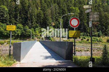 Die Brücke über den Staudamm des Alpstausee - ist ein Privatweg der Betreiberfirma Schluchseewerk AG. (St. Blasien, Deutschland, 23.06.2022) Stockfoto