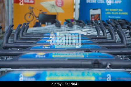 Einkaufswagen des Discounter Lidl. (Gaillingen am Hochrein, Deutschland, 06.06.2022) Stockfoto