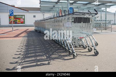 Einkaufswagen des Discounter Lidl. (Gaillingen am Hochrein, Deutschland, 06.06.2022) Stockfoto