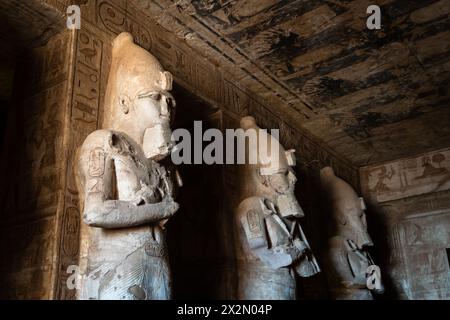 Abu Simbel, Ägypten - 28. November 2023: Riesige Statuen von Ramses II. Im berühmten Abu Simbel Tempel, der südlich von Assuan in der nubischen Region liegt Stockfoto