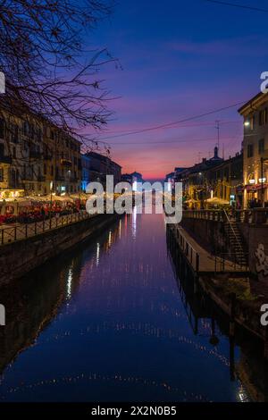 Sonnenuntergang auf dem Naviglio Grande in Mailand. Stockfoto