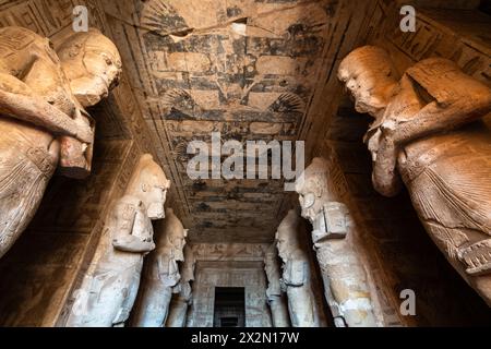 Abu Simbel, Ägypten - 28. November 2023: Riesige Statuen von Ramses II. Im berühmten Abu Simbel Tempel, der südlich von Assuan in der nubischen Region liegt Stockfoto