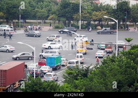 Kleiner Unfall mit Moped auf der großen Autobahn in Guangzhou, China. Stockfoto