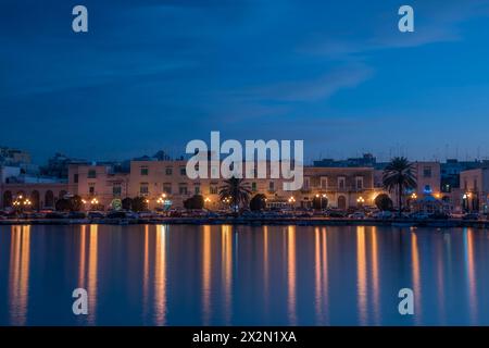 Blick auf den Hafen von Molfetta bei Sonnenuntergang mit Fischerbooten. Stockfoto