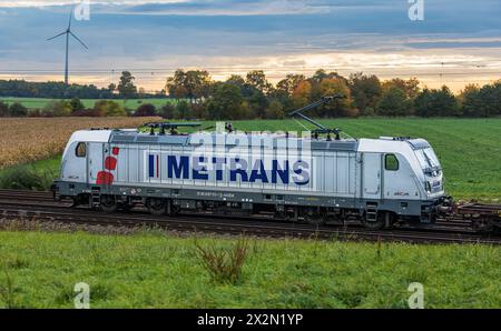 Eine Elektrolokomotive von Metrans vom Typ Bombardier Traxx AC3 zieht auf dem Bahnnetz der Deutschen Bahn einen Güterzug. (Hebertshausen, Deutschland, Stockfoto