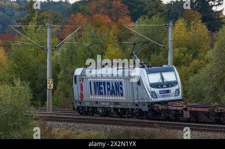 Eine Elektrolokomotive von Metrans vom Typ Bombardier Traxx AC3 zieht auf dem Bahnnetz der Deutschen Bahn einen Güterzug. (Hebertshausen, Deutschland, Stockfoto