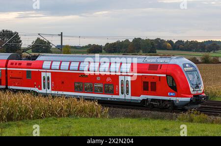 Ein Bombardier Twindexx Vario, oder DB Baureihe 445, der S-Bahn München auf der Bahnstrecke zwischen München und Nürnberg. (Hebertshausen, Deutschland Stockfoto