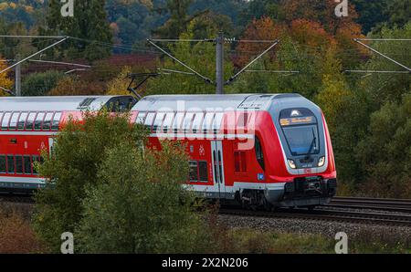 Ein Bombardier Twindexx Vario, oder DB Baureihe 445, der S-Bahn München auf der Bahnstrecke zwischen München und Nürnberg. (Hebertshausen, Deutschland Stockfoto