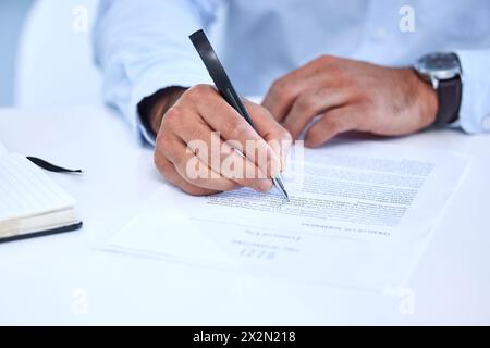 Geschäftsmann, Hände und Unterschrift mit Stift für Vertrag, Rekrutierung oder Onboarding oder Mitarbeiter. Personalmanager oder Arbeitgeber und unterschreiben oder schreiben Stockfoto