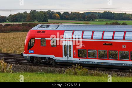 Ein Bombardier Twindexx Vario, oder DB Baureihe 445, der S-Bahn München auf der Bahnstrecke zwischen München und Nürnberg. (Hebertshausen, Deutschland Stockfoto