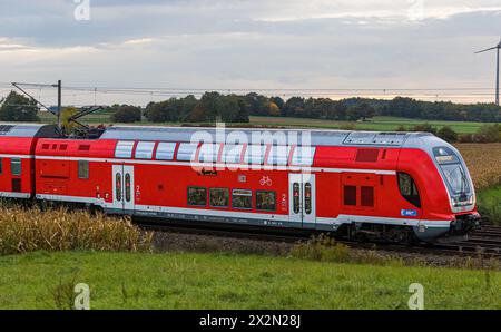 Ein Bombardier Twindexx Vario, oder DB Baureihe 445, der S-Bahn München auf der Bahnstrecke zwischen München und Nürnberg. (Hebertshausen, Deutschland Stockfoto