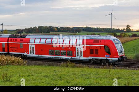 Ein Bombardier Twindexx Vario, oder DB Baureihe 445, der S-Bahn München auf der Bahnstrecke zwischen München und Nürnberg. (Hebertshausen, Deutschland Stockfoto