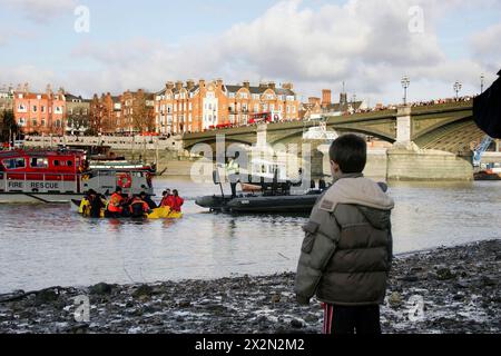 Im Jahr 2006 kämpfen Retter um die Rettung eines 15 Fuß langen nördlichen Flaschennasenwals in der Themse, London, nahe der Albert Bridge, am Samstag, den 21. Januar 2006. Der Wal schwamm gestern ins Zentrum von London, bis zur Battersea Bridge Stockfoto