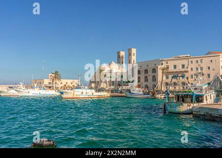 Blick auf den Hafen von Molfetta, dominiert von einem majestätischen Gebäude der lokalen Kathedrale Duomo vecchio di san Corrado. Stockfoto