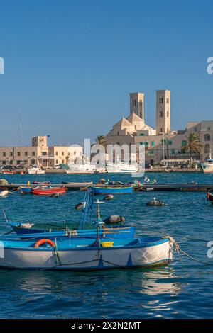 Blick auf den Hafen von Molfetta, dominiert von einem majestätischen Gebäude der lokalen Kathedrale Duomo vecchio di san Corrado. Stockfoto