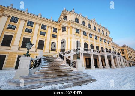 Treppe des Schlosses Schönbrunn am sonnigen Wintertag in Wien, Österreich. Stockfoto