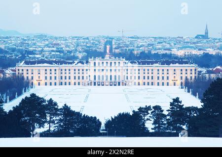 Schloss Schönbrunn am Winterabend in Wien, Österreich. Blick von Gloriette. Stockfoto