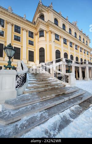 Treppe und Laterne des Schlosses Schönbrunn am Wintertag in Wien, Österreich. Stockfoto