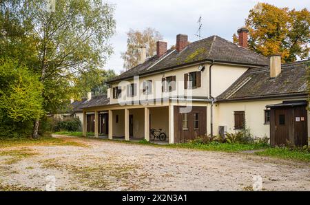 Das Wirtschaftsgebäude der SS diente nach dem zweiten Weltkrieg als Flüchtlingsunterkunft. (Hebertshausen, Deutschland, 10.10.2022) Stockfoto