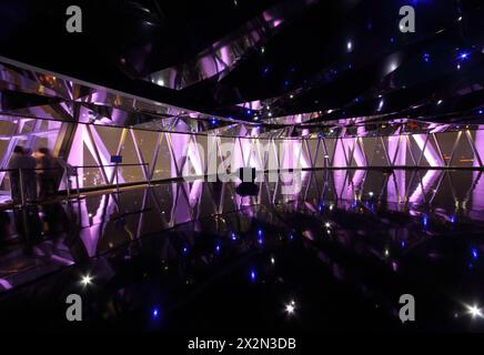 GUANGZHOU - 22. November: Canton - Aussichtsturm mit Menschen, Indoor am 22. November 2011 in Guangzhou, China. Canton Tower, früher Guangzhou TV Astronomic Stockfoto