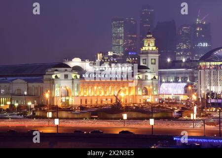 Bahnhof Kiewski und Geschäftszentrum Moskau-Stadt bei Nacht in Moskau, Russland. Stockfoto