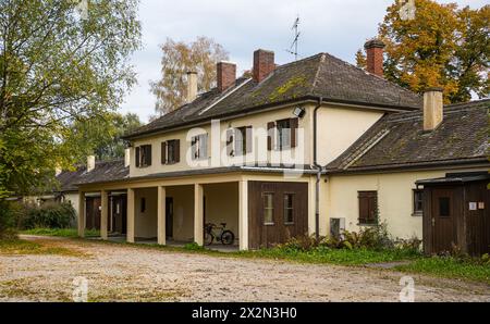 Das Wirtschaftsgebäude der SS diente nach dem zweiten Weltkrieg als Flüchtlingsunterkunft. (Hebertshausen, Deutschland, 10.10.2022) Stockfoto