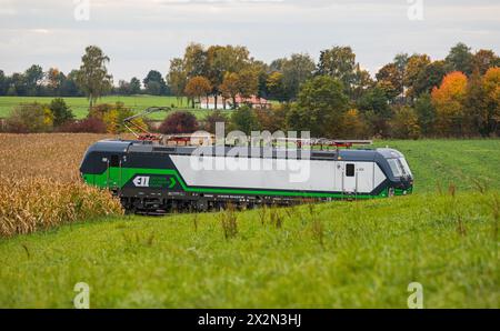 Eine Siemens Vectron Elektrolokomotive auf der Bahnstrecke zwischen München und Nürnberg. (Hebertshausen, Deutschland, 10.10.2022) Stockfoto