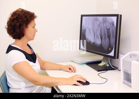 Der Zahnarzt betrachtet das grosse Kieferröntgenbild am Monitor in der Zahnklinik Stockfoto