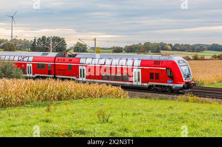 Ein Bombardier Twindexx Vario, oder DB Baureihe 445, der S-Bahn München auf der Bahnstrecke zwischen München und Nürnberg. (Hebertshausen, Deutschland Stockfoto