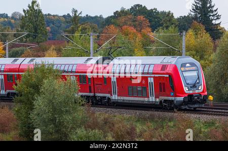 Ein Bombardier Twindexx Vario, oder DB Baureihe 445, der S-Bahn München auf der Bahnstrecke zwischen München und Nürnberg. (Hebertshausen, Deutschland Stockfoto