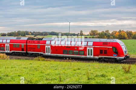 Ein Bombardier Twindexx Vario, oder DB Baureihe 445, der S-Bahn München auf der Bahnstrecke zwischen München und Nürnberg. (Hebertshausen, Deutschland Stockfoto