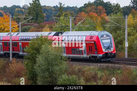 Ein Bombardier Twindexx Vario, oder DB Baureihe 445, der S-Bahn München auf der Bahnstrecke zwischen München und Nürnberg. (Hebertshausen, Deutschland Stockfoto