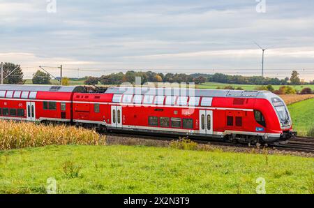 Ein Bombardier Twindexx Vario, oder DB Baureihe 445, der S-Bahn München auf der Bahnstrecke zwischen München und Nürnberg. (Hebertshausen, Deutschland Stockfoto