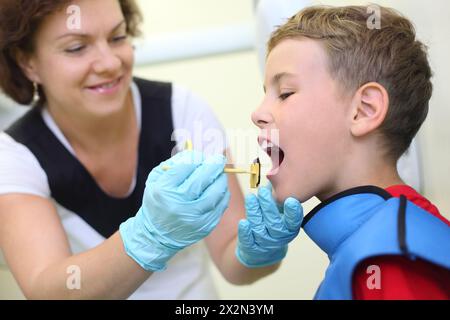 Zahnarzt bereitet Jungen auf Zahnröntgenaufnahmen in der Zahnklinik vor. Konzentrieren Sie sich auf den Patienten. Stockfoto