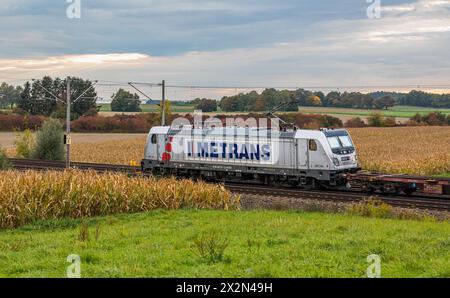 Eine Elektrolokomotive von Metrans vom Typ Bombardier Traxx AC3 zieht auf dem Bahnnetz der Deutschen Bahn einen Güterzug. (Hebertshausen, Deutschland, Stockfoto