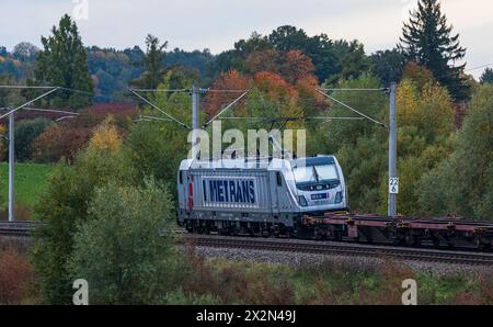 Eine Elektrolokomotive von Metrans vom Typ Bombardier Traxx AC3 zieht auf dem Bahnnetz der Deutschen Bahn einen Güterzug. (Hebertshausen, Deutschland, Stockfoto