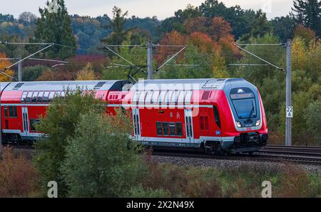 Ein Bombardier Twindexx Vario, oder DB Baureihe 445, der S-Bahn München auf der Bahnstrecke zwischen München und Nürnberg. (Hebertshausen, Deutschland Stockfoto