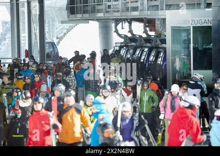 SOLDEN - 16. Februar: Besucher des Skigebietes in Solden an der Ausfahrt der Hängebahn, 16. Februar 2012, Solden, Österreich. Stockfoto